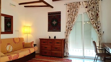 Suite superior, baño privado (Golden Eagle) | Espacio para trabajar con un portátil y tabla de planchar con plancha