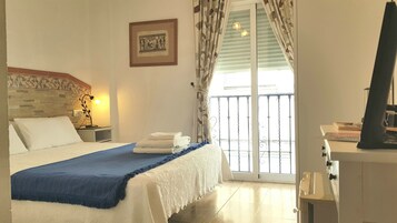 Espacio para trabajar con laptop y tabla de planchar con plancha 