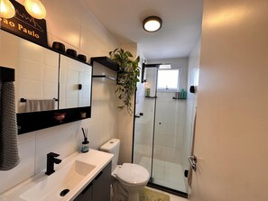 Shower, hair dryer, towels, soap - Cozy apartment in the heart of São Paulo (Vila Buarque São Paulo)