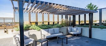 5min walk to Vaughan mill’s mall and many restaurants.5 min drive to wanderland.