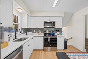 Een koelkast, een microgolfoven, een oven, een kookplaat