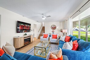 Smart TV, chimenea y libros 