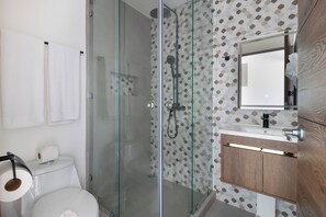 Een douche, een haardroger, handdoeken, zeep