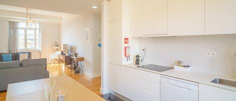 Kühlschrank, Mikrowelle, Ofen, Herdplatte