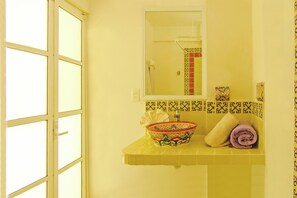 Hair dryer, towels, soap, toilet paper - Casa Azcorra Mariposa - Cozy Studio center of enchanting Puerto Morelos AC, WiFi (Puerto Morelos)