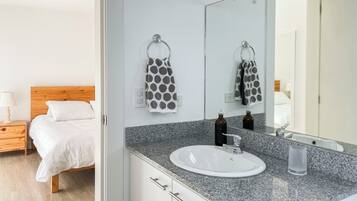 Regadera, secadora de cabello, toallas, jabón