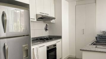 Microondas, horno, parrilla de estufa y lavavajillas