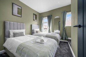 2 bedrooms, iron/ironing board, WiFi, bed sheets - The Gallery House - Modern 2BR Stay - Sleeps 5 (Greater Manchester)