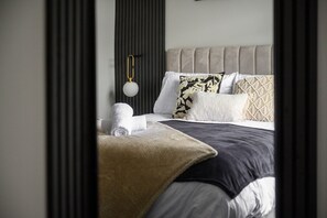 2 bedrooms, iron/ironing board, WiFi, bed sheets - The Gallery House - Modern 2BR Stay - Sleeps 5 (Greater Manchester)