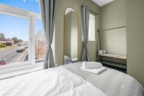 2 bedrooms, iron/ironing board, WiFi, bed sheets - The Gallery House - Modern 2BR Stay - Sleeps 5 (Greater Manchester)