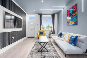 TV - The Gallery House - Modern 2BR Stay - Sleeps 5 (Greater Manchester)