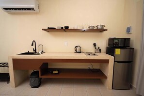KĂŒhlschrank, Mikrowelle, Herdplatte, Wasserkocher mit Kaffee-/Teezubehör