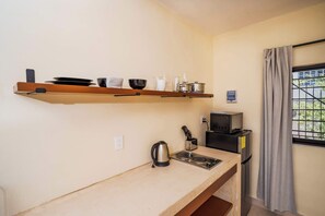 Kylskåp, mikrovågsugn, spishäll och kaffe- och tebryggare