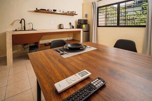 Kühlschrank, Mikrowelle, Herdplatte, Wasserkocher mit Kaffee-/Teezubehör