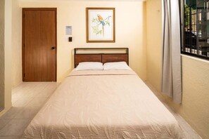 2 bedrooms, desk, iron/ironing board, WiFi