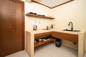 Réfrigérateur, micro-ondes, plaque de cuisson, cafetiÚre/bouilloire