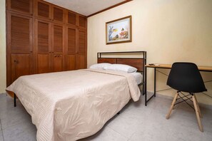 2 bedrooms, desk, iron/ironing board, WiFi