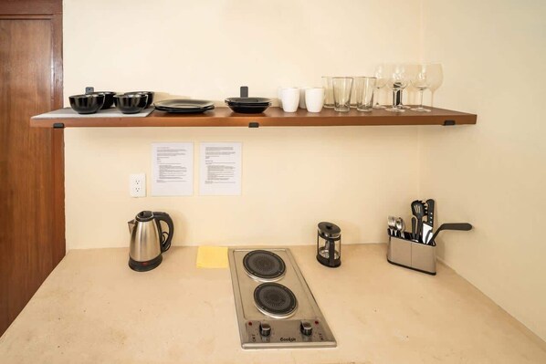 KĂŒhlschrank, Mikrowelle, Herdplatte, Wasserkocher mit Kaffee-/Teezubehör