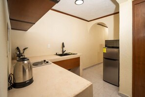 Réfrigérateur, micro-ondes, plaque de cuisson, cafetière/bouilloire