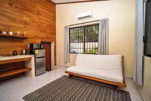 Fernseher, Bücher, Arbeitsbereiche