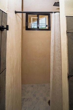 Dusche, Haartrockner, Handtücher, Shampoo