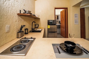 Geladeira, micro-ondas, cooktop, cafeteira/chaleira