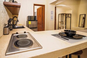 Fridge, microwave, stovetop, coffee/tea maker - Cozy Cancún Studio with Outdoor Dining & Park View (Cancún)