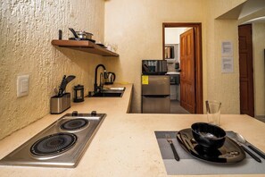 Kühlschrank, Mikrowelle, Herdplatte, Wasserkocher mit Kaffee-/Teezubehör