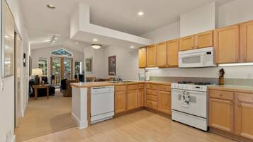 Mikrobølgeovn, ovn, kokeplater og oppvaskmaskin