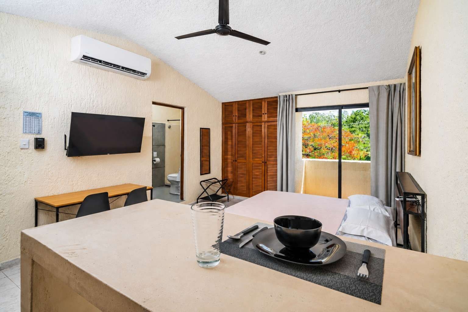 Breezy Studio in Cancún with Balcony & Park View