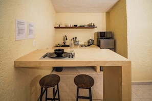 Fridge, microwave, stovetop, coffee/tea maker - Breezy Studio in Cancún with Balcony & Park View (Cancún)
