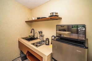 KĂŒhlschrank, Mikrowelle, Herdplatte, Wasserkocher mit Kaffee-/Teezubehör