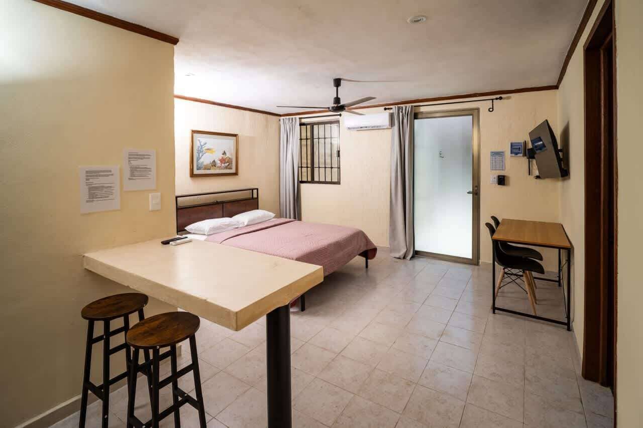 1 dormitorio, escritorio, tabla de planchar con plancha y wifi
