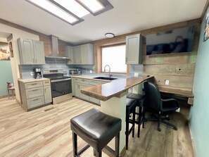 Réfrigérateur, micro-ondes, plaque de cuisson, lave-vaisselle