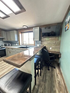 Kühlschrank, Mikrowelle, Herdplatte, Geschirrspüler
