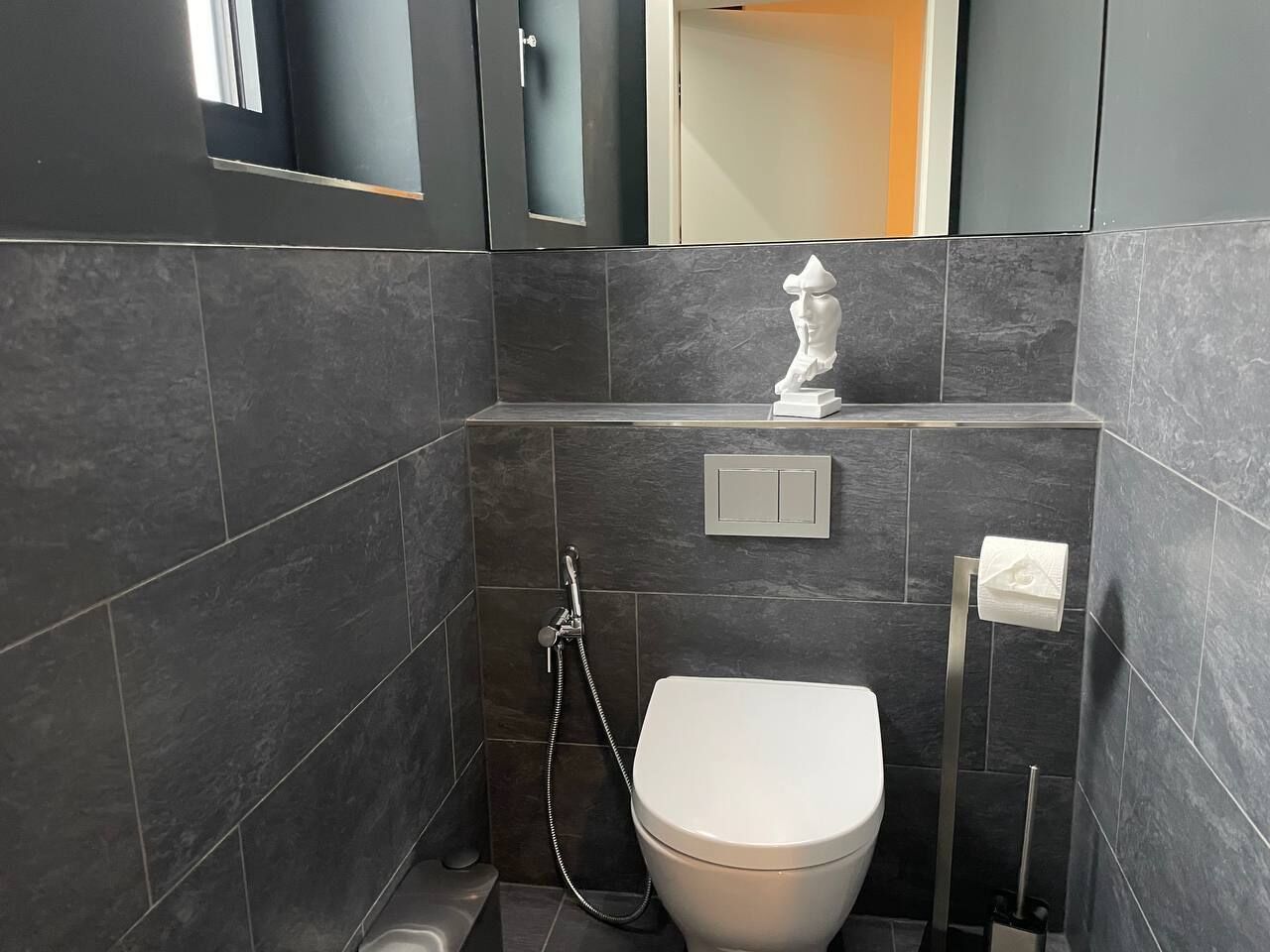 Haartrockner, Handtücher, Seife, Toilettenpapier