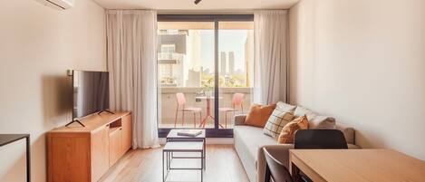 Căn hộ Superior, quang cảnh kênh | Khu phòng khách | Smart TV 50-inch có truyền hình kỹ thuật số