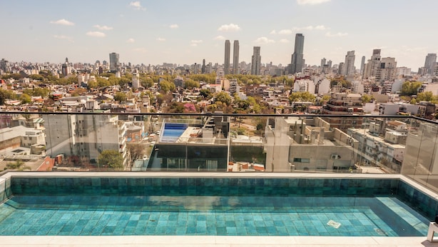 Una piscina en la azotea con vistas a la ciudad.