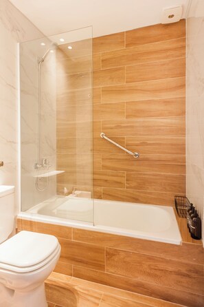 A modern bathroom with a glass-enclosed shower, a white toilet, and a bathtub. - Vivi este Increible Depto Palermo CR702 (Buenos Aires)