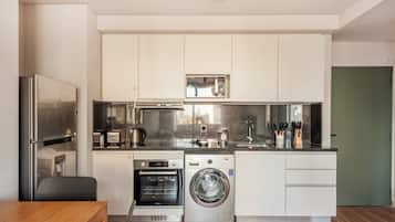 Departamento superior, vista al canal | Cocina privada | Microondas, horno, parrilla de estufa y cafetera y tetera