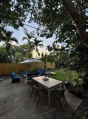 Outdoor dining - Lush & Peaceful tropical house (Miami Shores)