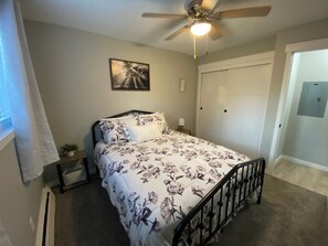 2 bedrooms, desk, free WiFi, bed sheets - Fresh & Thrilling Apartment (Cedar Rapids)