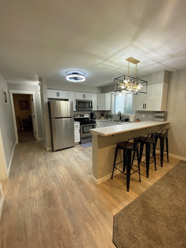 Fridge, microwave, oven, stovetop - Fresh & Thrilling Apartment (Cedar Rapids)