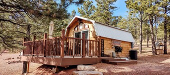 Charming Cabin with AC, heating, hot tub, at Painted Buffalo Resorts
