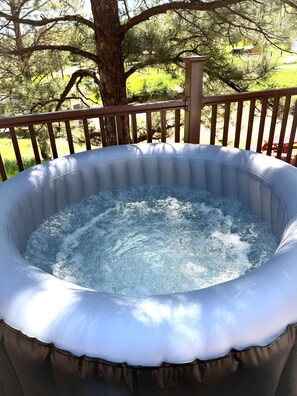 Outdoor spa tub - Cozy Cabin with AC, heating, hot tub, at Painted Buffalo Resorts (Hermosa)