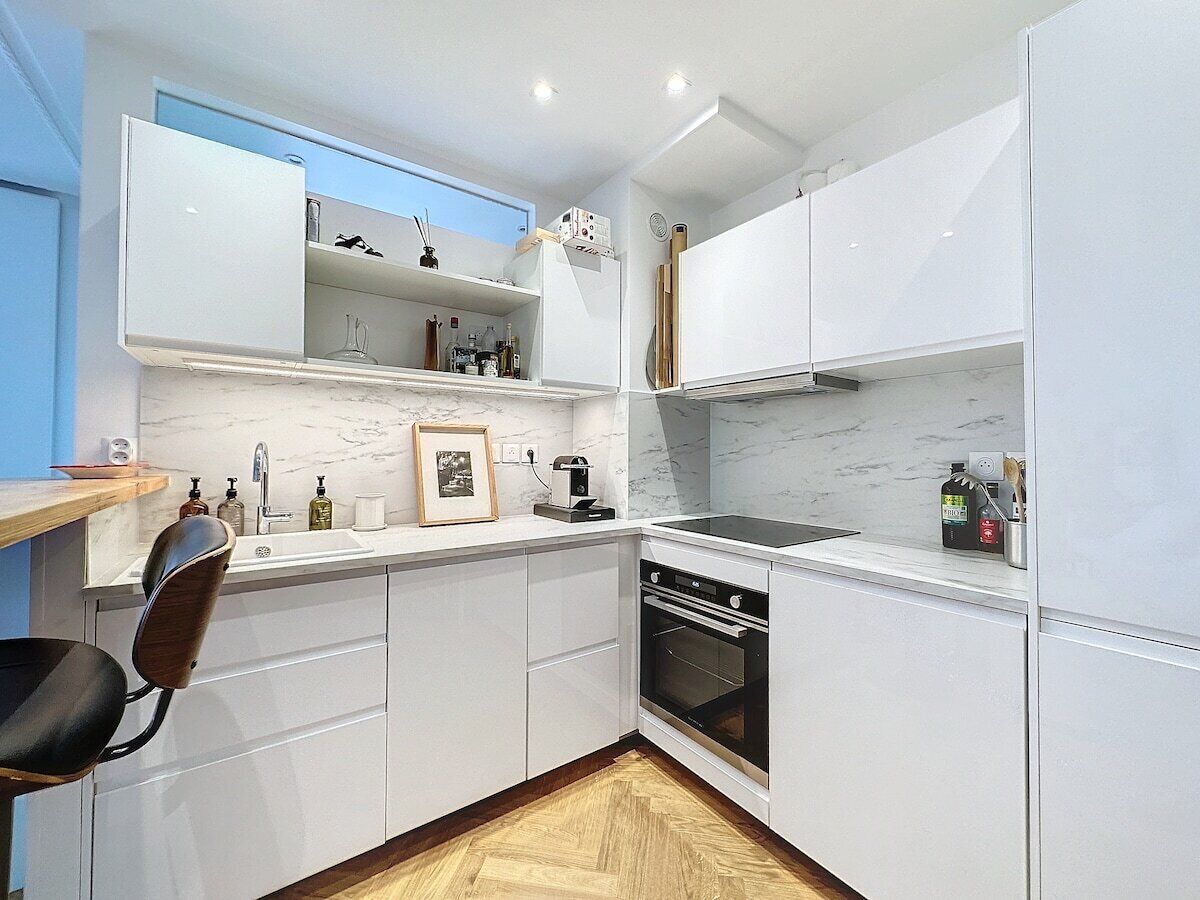 Fridge, oven, dishwasher, coffee/tea maker