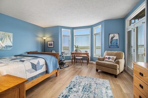 2 bedrooms, WiFi, bed sheets - Lake Michigan Walkout Condo, One-Level Easy Access (Manistee)