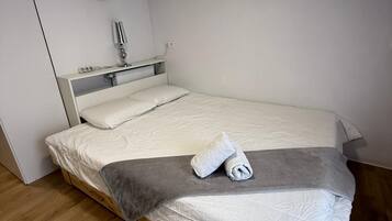 1 habitación, tabla de planchar con plancha, wifi gratis y ropa de cama