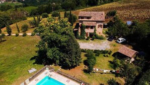 An aerial view of a property with a swimming pool, a large tree, and a house with a tiled roof. - Beautilful rustic country house totally imersed in the county of Marche (Marche)