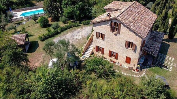 A stone house with a tiled roof, a swimming pool, and a garden. - Beautilful rustic country house totally imersed in the county of Marche (Marche)